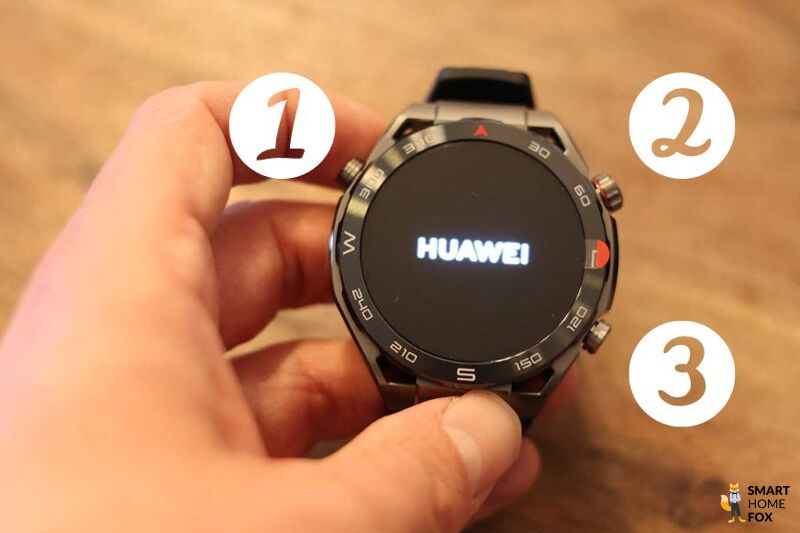 Man sieht die Huawei Watch Ultimate.